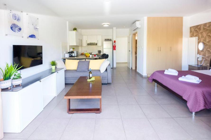 Lucile - Coralli Beachfront Apartment Paralimni Exterior photo