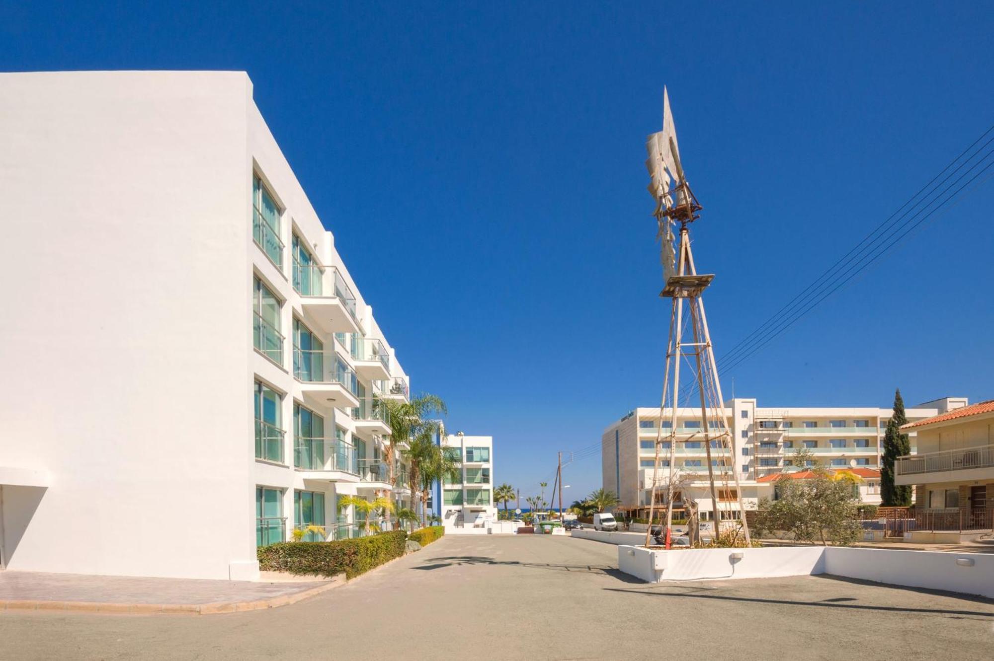 Lucile - Coralli Beachfront Apartment Paralimni Exterior photo